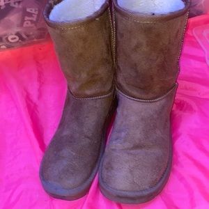 Women almost NEW Tan Brown 3M Thinsulate Uggs style boots size 6